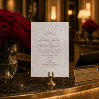 Invitations de mariage personnalisées imprimées en blanc avec cadre rose en relief et noms en écriture cursive pour les ensembles de commandes de mariage