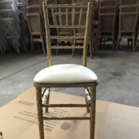 Chaise Chiavari en bois massif doré empilable pour restaurant, mariage, traiteur, banquet, hôtel – Vente en gros populaire