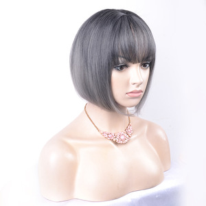 Perruque complète pour <span class=keywords><strong>femme</strong></span>, <span class=keywords><strong>coupe</strong></span> bob courte et droite, en fibre haute température, gris grand-mère, style européen et américain, avec <span class=keywords><strong>frange</strong></span> - Product Image 4