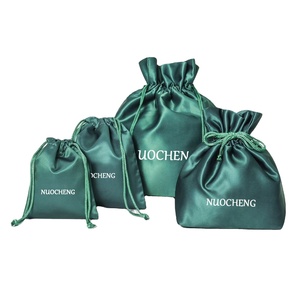 Sacs en satin beige pour perruques, emballage de cheveux, pochettes anti-poussière personnalisées avec logo, sacs en satin à cordon pour vêtements - Vente en gros - Product Image 1