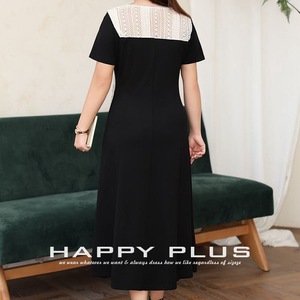 เดรสลูกไม้คอโอทรงพอดีตัว Happy Plus สีดำ ไซส์พลัสสำหรับผู้หญิง เดรสสีพื้นแขนสั้นตัดกัน - Product Image 1