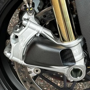 Support d'étrier de frein 100MM avec protection de disque et conduits de refroidissement pour <span class=keywords><strong>MV</strong></span> <span class=keywords><strong>AGUSTA</strong></span> F3 675/RC 800/RC/RR 2024 2025 – Radiateur de refroidissement par air - Product Image 2