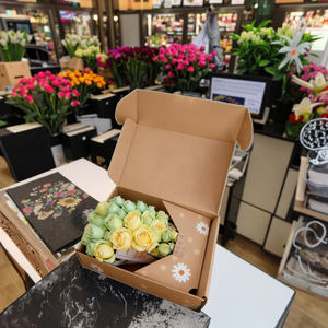 Boîte d'expédition de fleurs en papier kraft ondulé avec logo personnalisé pour boîte-cadeau de fleuriste emballage de boîtes postales de roses fraîches - Product Image 1