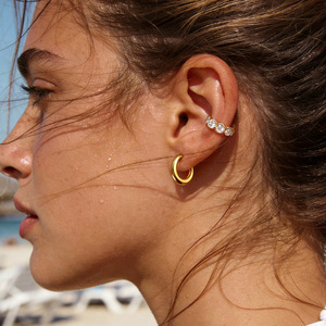 ต่างหูแบบห่วงรูปตัว C ชุบทอง 18K ประดับเพชรซิร์คอน ดีไซน์หรูหราแบบมินิมอล สำหรับคนไม่มีรูหูเจาะ - Product Image 1