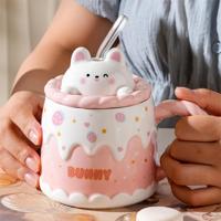 Mug en céramique mignon avec couvercle, nouveau style 2025, design élégant, tasse pour fille, tasse à gâteau pour couple, cadeau, 470 ml, 8 styles, vente en gros, MOQ 60