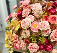 Bouquet de fleurs artificielles en crème rose pêche avec accents de roses bordeaux et d'orchidées pour la décoration de mariage et de la maison