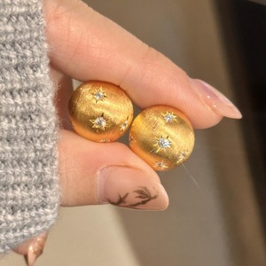 Boucles d'oreilles vintage en argent pur S925, étoiles brossées serties, luxe léger, style rétro français, industrie lourde, étoile en soie dorée - Product Image 1