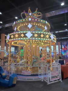 Manège sécurisé pour enfants pour garderies et aires de jeux intérieures, structure en acier galvanisé/PVC, rotation lente et sortie d'urgence, attraction très prisée - Product Image 5