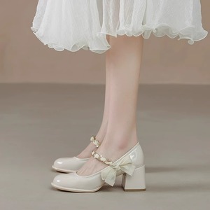Zapatos de Tacón Mary Jane de Charol Blanco con Lazo y Correa de Perlas, Cómodos, Punta Redonda, Tacón de 6-8 cm, Zapatos de Novia para Boda - Product Image 1