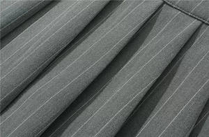 Minigonna a vita alta a righe grigie effetto invecchiato stile college, con pieghe e bottoni laterali a vita bassa, modello a trapezio - Product Image 6