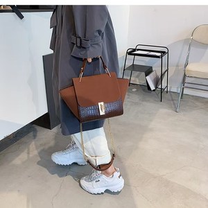 <span class=keywords><strong>Sac</strong></span> à main vintage 2026 à motif croco pour femme, minimaliste, durable, léger, en <span class=keywords><strong>cuir</strong></span> PU, avec poignée supérieure et bandoulière, et fermoir doré - Product Image 6