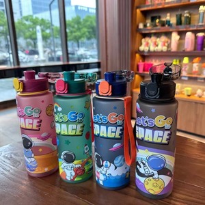 700mlのかわいい子供用漫画風宇宙飛行士デザイン、屋外スポーツ用プラスチック製ウォータータンブラーカップ、持ち運びに便利なロープ付き飲料ボトル - Product Image 2