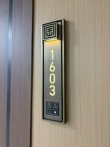 Nouveau <span class=keywords><strong>panneau</strong></span> de commande de porte tactile éclairé RFQprint vérifié 2026 avec numéro de maison, garantie 5 ans, en verre trempé et métal pour la maison - Product Image 6
