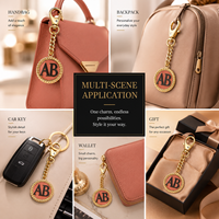 Pendentif de sac en métal personnalisé avec monogramme en or, fermoir mousqueton et chaîne, porte-clés personnalisé