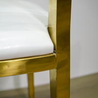 Chaise de salle à manger moderne de luxe en acier inoxydable massif avec dossier en trèfle à quatre feuilles doré et revêtement blanc pour villa et événements
