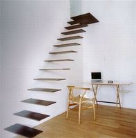 Escalier flottant intérieur en bois avec contremarche invisible murale et balustrade en verre