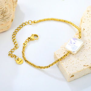 สร้อยข้อมือประดับลูกปัดทองพร้อมไข่มุกสีขาวทรงสี่เหลี่ยมสำหรับผู้หญิงสวมใส่ทุกวันเครื่องประดับสแตนเลสดีไซน์ทรงเรขาคณิต - Product Image 1