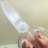 Ciseaux transparents sûrs et adaptés aux mains, lames en plastique arrondies, entièrement en résine ; fabriqués en Chine, conçus pour les travaux manuels des étudiants et les bébés.