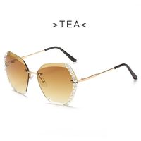 Nouvelles lunettes de soleil tendance à la vente, design polygonal surdimensionné, vintage, UV400, monture en diamant, lunettes de soleil en métal pour filles