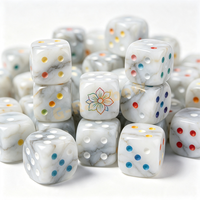 Jeu de dés D6 effet marbre 16 mm, dés marbrés à points colorés, accessoires de divertissement ronds avec logo gravé