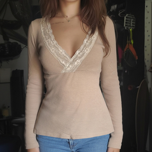 T-shirt femme vintage à col en V et manches longues, avec dentelle française et patchwork, coupe ajustée, haut de base - Product Image 1
