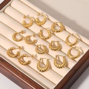 ต่างหูห่วงชุบทองสไตล์ฝรั่งเศสพร้อมพื้นผิวลายขนมปังสำหรับผู้หญิง เครื่องประดับแฟชั่น ดีไซน์รูปตัวยูทรงเรขาคณิต - Product Image 2