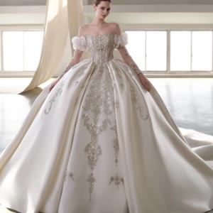 Lsml037 Vestido de Novia Moderno, Vestidos de Gala de Satén con Cola Capilla, Escote en V, Apliques de Princesa y Decoraciones de Pedrería - Product Image 1