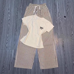 Set da Donna Casual con T-Shirt con Fiocco e Pantaloni a Righe Stampate, Completo Semplice di <span class=keywords><strong>Top</strong></span> e Pantaloni - Product Image 2