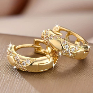 Orecchini a Cerchio Traforati per Uomo e Donna, Design Minimalista, Accessori per Orecchie da Indossare Ogni Giorno - Product Image 2