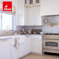 Cuisine de ferme de luxe Alland, armoires de cuisine peintes sur mesure, style Shaker blanc perlé avec échelle coulissante et quincaillerie en laiton
