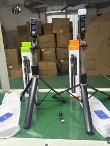 Trípode Extensible de 1.7M con Luz LED de Relleno, Control Remoto Inalámbrico y Soporte <span class=keywords><strong>para</strong></span> Teléfono <span class=keywords><strong>para</strong></span> Transmisiones en Vivo y Vlogs - Product Image 2