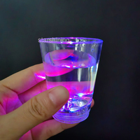 Logo personnalisé en usine OEM Verre à liqueur en plastique lumineux à LED de 60ml 2oz activé par liquide pour discothèque de fête