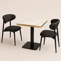 Ensemble de salle à manger moderne en pierre frittée, table en aluminium à bord doré et chaises en cuir noir pour restaurant, café, hôtel