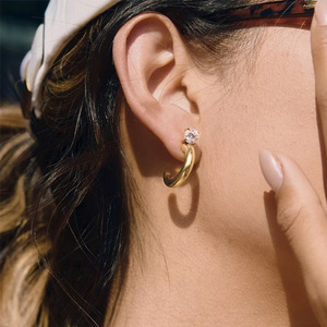 Pendientes de tuerca de moissanita VVS GRA de corte redondo con diseño de cola de pez de líneas simples, rellenos de oro de 14K, joyería de uso diario para mujer - Product Image 2