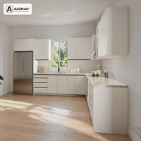 Meuble de cuisine contemporain en PVC en forme de L avec portes en dalles blanches, poignées intégrées et boîtes de rangement en contreplaqué