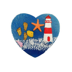 Magnete per Frigorifero a Forma di Cuore in Resina Serie Oceano, Dipinto a Mano con Faro, Stella Marina e Conchiglia, Souvenir Turistico - Product Image 1