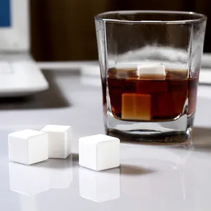 Pietre refrigeranti di whisky in ceramica bianca personalizzate dal produttore, cubetti di ghiaccio riutilizzabili, approvazione LFGB
