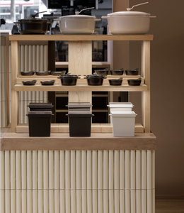 Vetrina curva in legno chiaro per panificio | Base scanalata e vetrina in vetro | Arredo minimalista per panifici <span class=keywords><strong>artigianali</strong></span> - Product Image 3