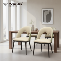 Chaise de salle à manger au design moderne et élégant avec revêtement en similicuir et pieds en bois massif sans accoudoirs pour hôtel et salle à manger à domicile