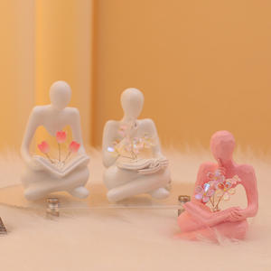 El silencio de resina es una estatua de lámpara de flor de luz nocturna de lectura dorada - Product Image 2