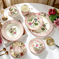 Service de table élégant en porcelaine fine à motifs floraux, assiettes en céramique rose à bord doré, parfait pour les cadeaux de mariage, le thé de l'après-midi et les banquets