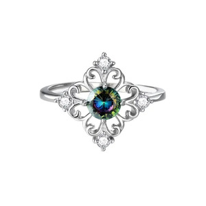 Anello di Lusso con Corona in Pizzo per Donne, Anello Vintage Traforato Stile Regina - Product Image 1