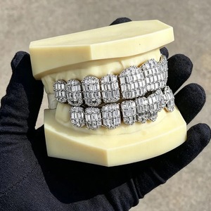 Grillz de Diamantes Moissanite Más Vendidos, Accesorio de Joyería Personalizado con Artesanía Superior para un Estilo Moderno, Disponible para la Venta - Product Image 2
