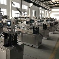 Machine automatique de découpe, de formage et d'emballage en sachet pour barres de caramel et de nougat