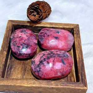 หินโรโดไนต์ธรรมชาติทรงปาล์ม หินแกะสลักด้วยมือสำหรับบรรเทาความวิตกกังวล คลายเครียด บำบัดด้วยเรกิ ของสะสม ตกแต่งบ้าน - Product Image 2