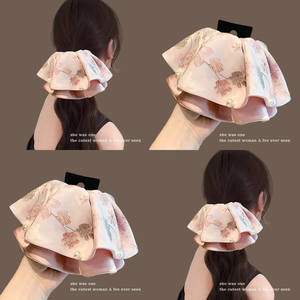 Elegante Horquilla Rosa de Satén con Flores de Perlas, Accesorio para Cola de Caballo de Mujer, Diadema Completa para la Cabeza, Colección Primavera 2026, Materiales Mixtos - Product Image 1