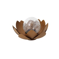 Lampe solaire en forme de fleur de lotus avec boule en verre craquelé et pétales en métal pour l'éclairage extérieur des jardins, des étangs et des paysages