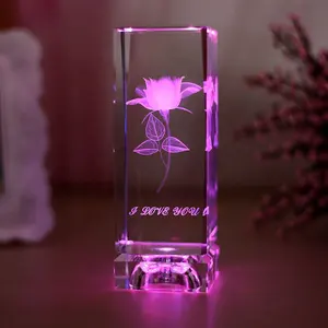 Cubo de flor rosa 3D com base de luz LED, vidro de cristal gravado a laser, lembranças de casamento, convidados