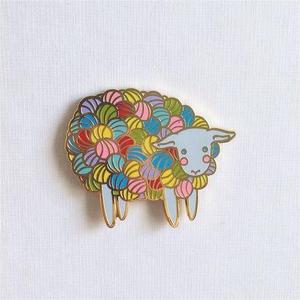 Vente en gros, cadeau de luxe personnalisé, épingle en émail doux de mouton pailleté gravée au laser, épingle à tricoter en agneau noir doré - Product Image 3