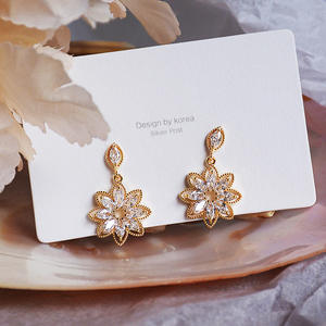 Boucles d'oreilles pendantes Lola plaquées or avec fleurs en cristal pour femme, bijoux de luxe pour soirée, serties de strass - Product Image 5